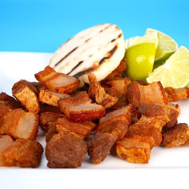 Chicharron Con Arepa grande Frita o Asada.